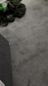 Un uomo arrapato si masturba e viene in bocca