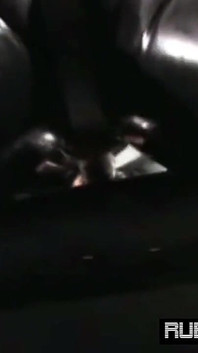 La sissy di gomma ingabbiata e imbavagliata viene scopata