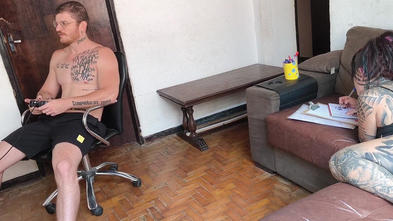 Carmona's films: Zlobivý velký zadek mi nedovolil hrát videohry, tak jsem jí...
