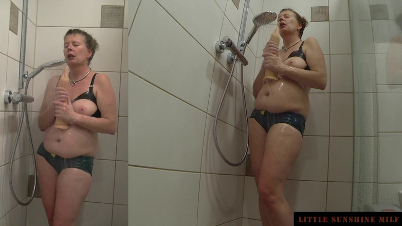Little Sunshine MILF: Ich und eine gummifaust unter der dusche