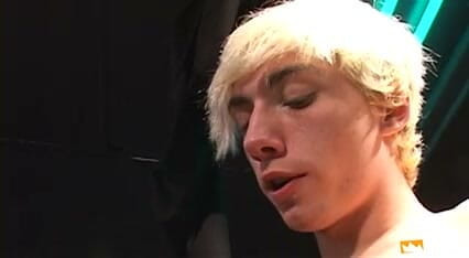 Gay Diaries: Blonde twink wordt ruw in haar kont uitgebeend door een...