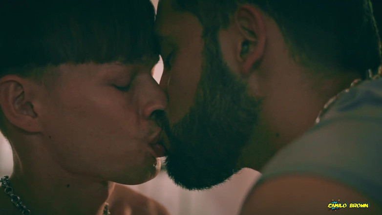 Camilo Brown: Velký čůrák latinoameričanka Camilo Brown šuká drobného twinka Jacob Buccella bez sedla,...