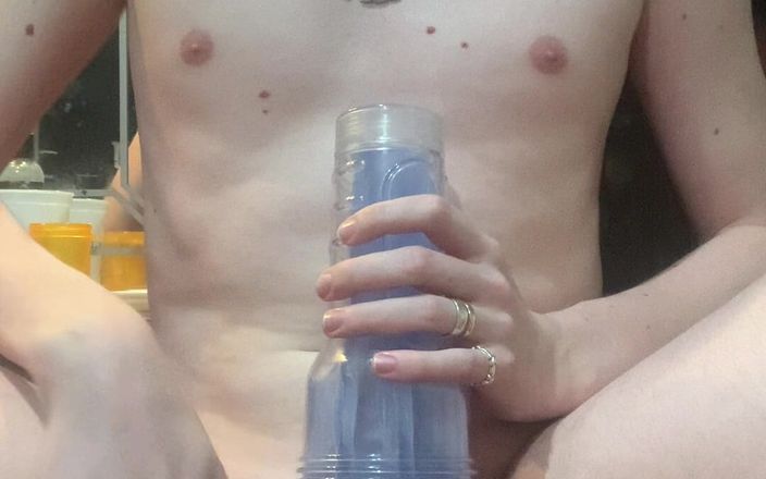 Brashen: Kızıl saçlı ashen fleshlight'ın derinliklerine boşalıyor