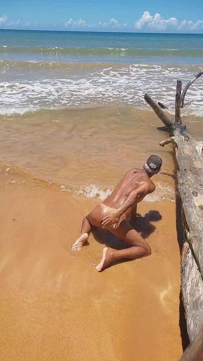 Ladysilvas: Ladysilva nue sur la plage exhibe son cul sexy bronzé...