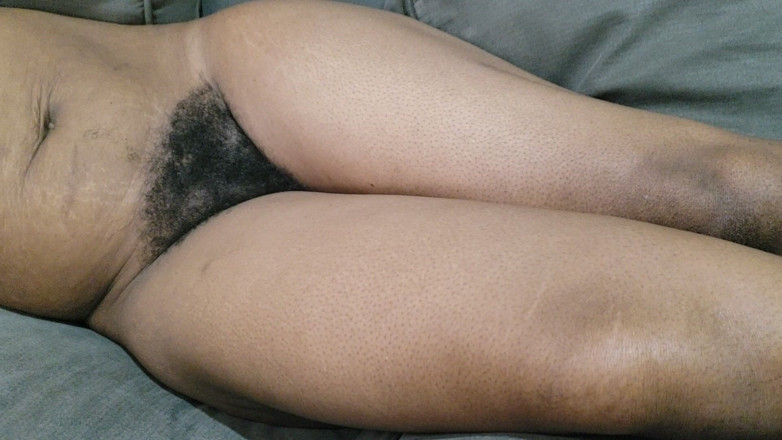 Lovemina: 다리 사이에 아름다운 음모가 많은 여자가 소파에 놓여 그녀를 사랑하게 되기를 기다리고 있습니다.
