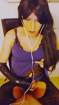 Shemale fica excitada assistindo pornô