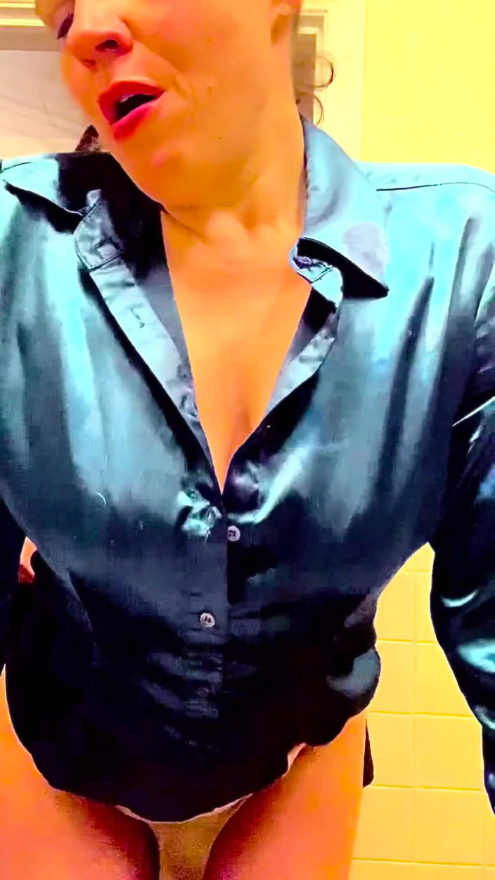 Satin Fetish King: Итальянская милфа в зеленой итальянской шелковой блузке сосет и трахается