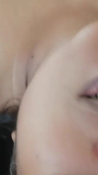 아일랜드 모텔에서 휴가를 즐기는 3부 인도 여성 호텔 직원을 유혹하고 그는 인정사정 없이 젊은 섹스를 했어