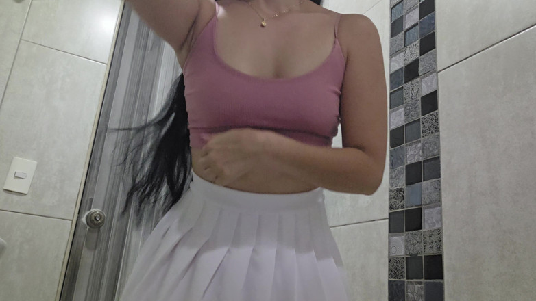 alexia twerk videos: Bílá sukně zkouší na haulu
