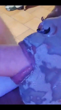 Ha ricevuto una sorpresa di cetriolo dalla sua coinquilina mentre riceve il trattamento spa