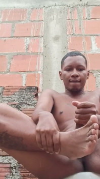 Amatoare Bigdick se masturbează și ejaculează pe picioare cu pulă mare și neagră