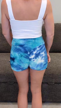 Short à cul bleu et tank blanc