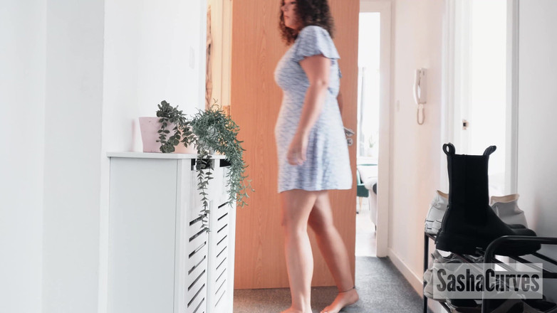 Sasha Curves: Giantess macocha 2: prysznic