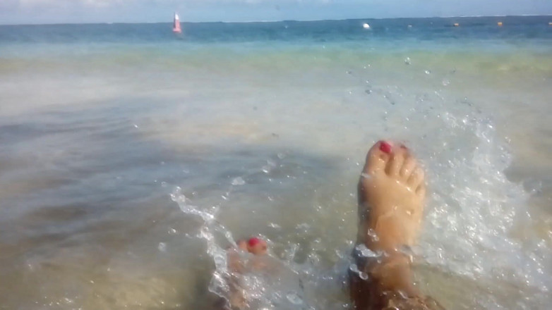 Dream Factory: Fetish kaki di pantai