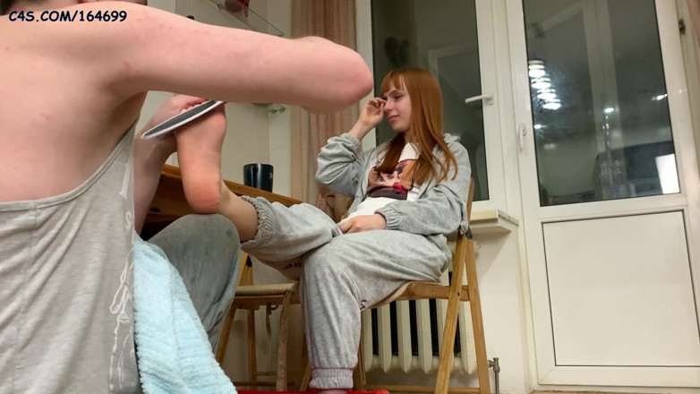 Petite Princesses Femdom: Amatorska prawdziwa kobieca dominacja stóp - Szoruje kurz stóp mistress Kirae