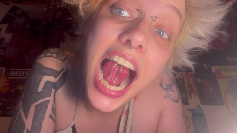 Glitterqueen1999: Chica gótica no maquilla la boca tour! Dientes de lengua 