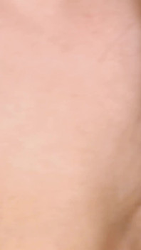 Trio anal avec une double pénétration qui baise tous les trous d’une MILF brune naturelle