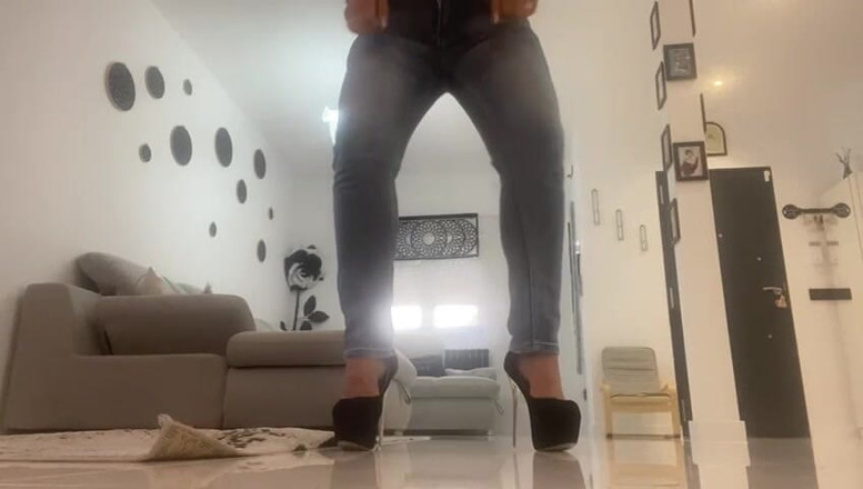 fartingclub01: Giày cao gót và xì hơi lớn trong quần jean