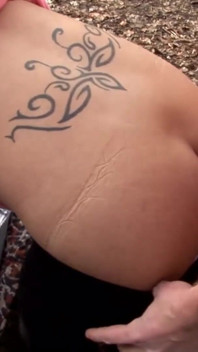Une blonde tatouée se fait baiser dehors