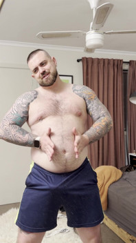 Urso gordo brinca com seu pau e barriga