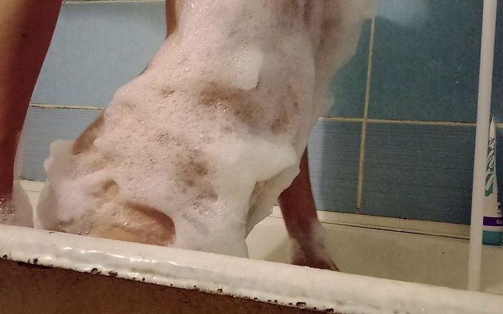 BW_Dolphin: Super Bubbles. Bol köpükle banyo yapıyor