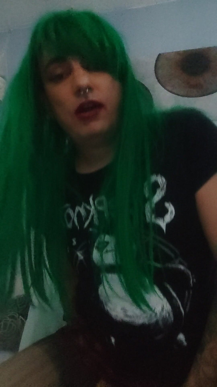 Alicia Moonkalation: Un shemale punk allemand donne un sperme solo