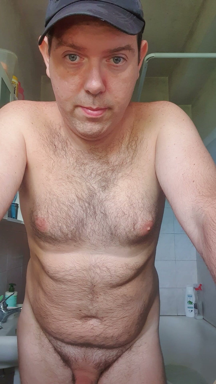 Mirko2589: Goală în baie cu pălărie