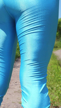 Pantatku jalan-jalan di taman terbuka pakai legging biru!