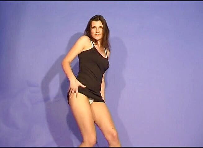 Flash Model Amateurs: Frestande brunettbrud i sensuell stripshow