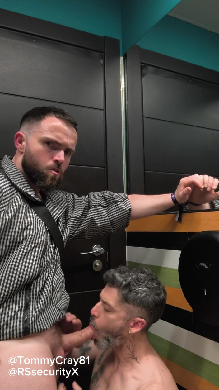 Tommy Cray: Bathroom Hotel Fun