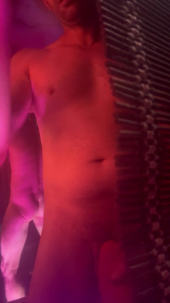 Disb33: La masturbación y el orgasmo del chico estrecho más caliente