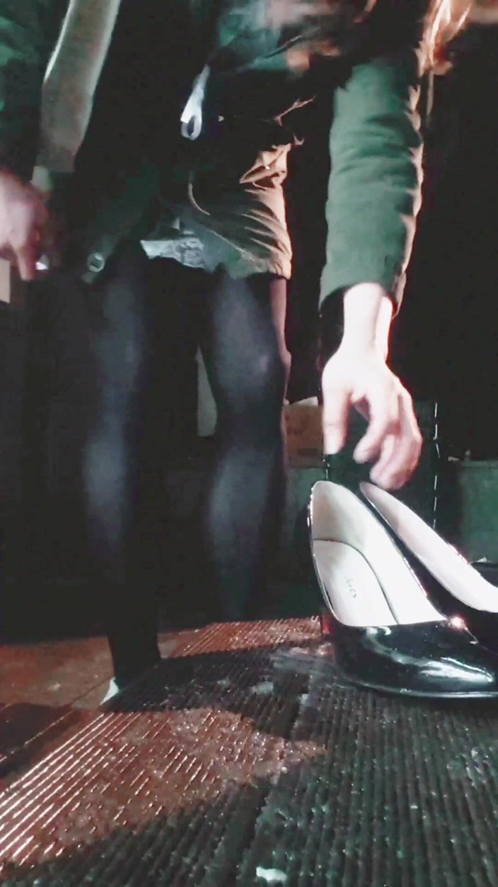 Harinni: Gadis cosplay rumah tangga dengan stoking hitam dan highheels kembali...