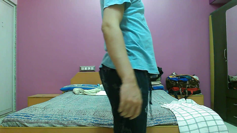 Cute & Nude Crossdresser: Travestit efeminat sexy Femboy Sweet Lollipop într-o noapte scurtă.
