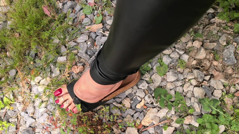 Goddess Lena: Cântând cu Birkenstocks