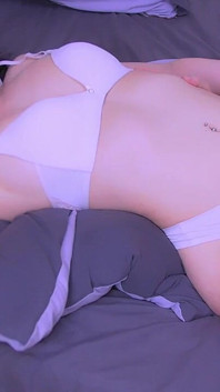 Il ragazzo lussurioso si mangia la figa di sua moglie e lei ha un vero orgasmo.