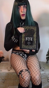 Awek goth zakar besar Silene membaca kesusteraan dan memancut mani