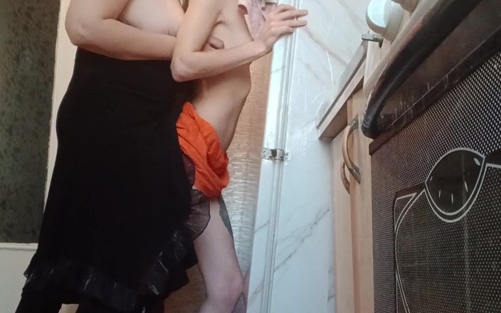 Lesbian-candys: मेरी सौतेली मम्मी रसोई में मुझे जोर से चोदती है