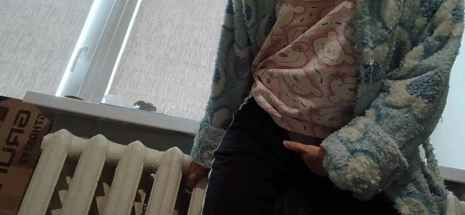 Lesbian-candys: Une brune mince en robe se masturbe à la maison après...