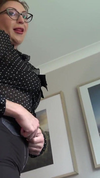Julia North, ta patronne MILF sexy vous grondent à propos de votre mauvais rendement au travail