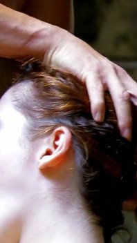 Teen Aurora tajně ošukaná zadkem klukem u bazénu na pláži