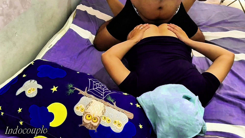 Indo Couple: ケバヤとミニスカートを着たセクシーな女の子がマッサージをしている官能的なマッサージパーラー。