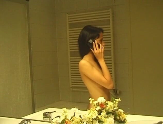 Flash Model Amateurs: スキニーブルネットはバスルームで彼女のクリトリスをこすります