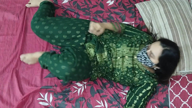 Faryal: Fată pakistaneză excitată vrea o pulă de 20 de cm în gaura...