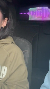 Petite student ger avrunkning i bilen och får honom att sperma