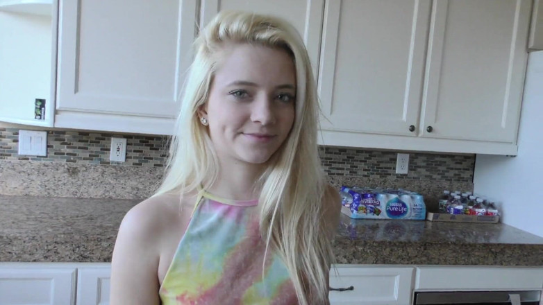 Perv Milfs n Teens: Riley Star fica em cima de seu pau de padrasto...