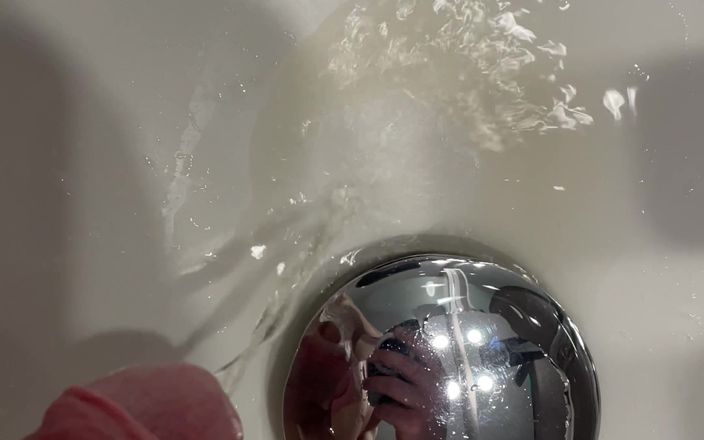 Andrew Lvrx: Cewek hot lagi asik kencing di kamar mandi