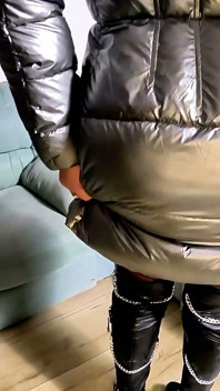 รุ่นแม่น่าเย็ดที่โดดเด่น Grey Downjacket สีเทา มุมมองคนเย็ด. เย็ดคอ, เย็ดท่าหมาจัดหนักและน้ําแตกสองครั้ง