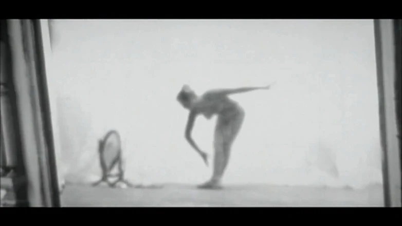 UK Babes: Si cantik berambut gelap berkongkek