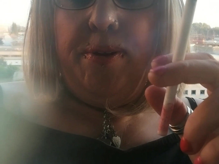 Stefanie Laveire: Stefanie TS fumando um cigarro