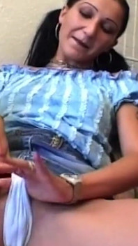 Brunetă matură își fute cu degetele pizda umedă până la orgasmul încleșt
